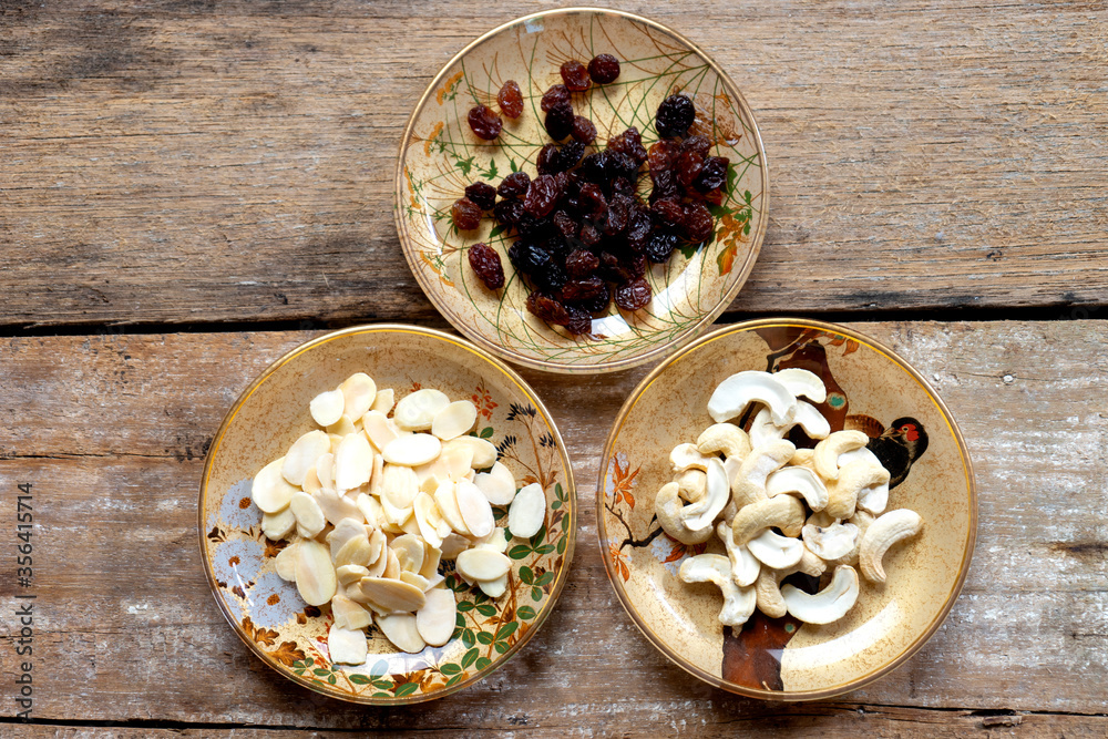 RAW almond slice raisin Cashew nuts RAW almond slice raisin Cashew nuts