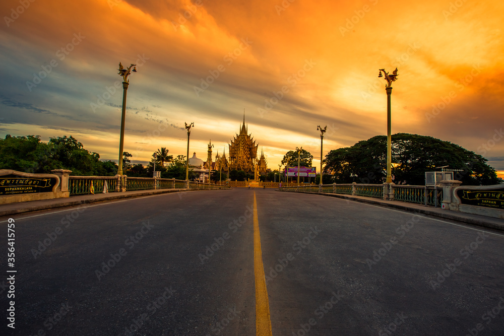 The background of religious attractions in Phitsanulok Province (Wat Chan Tawan Tok) has a distinctive golden yellow sculpture, close to the Nan River, tourists always come to make merit in Thailand