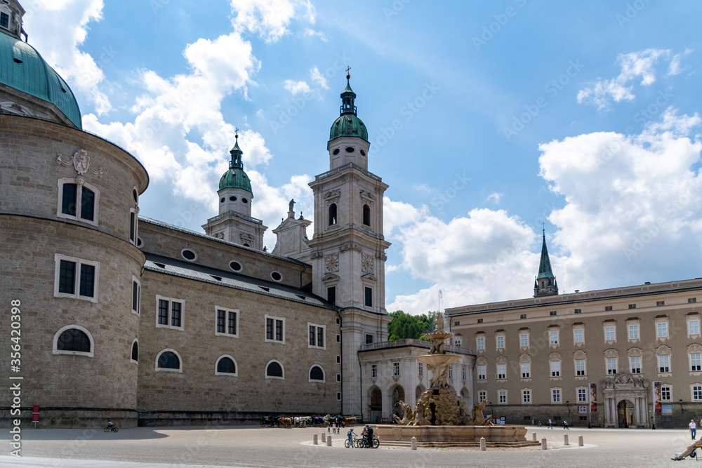 Residenzplatz im Zentrum von Salzburg mit der ehemaligen Residenz der salzburger Fürsterzbischöfe auf der rechten Seite und dem Dom von Salzburg auf der linken Seite