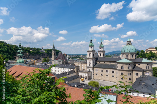 Ausblick über die Innenstadt der Altstadt von Salzburg mit der Kathedrale im Vordergrund