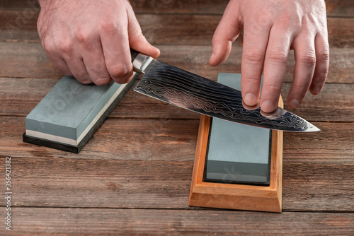 Εκτύπωση καμβά Man sharpening a Japanese knife with a whetstone