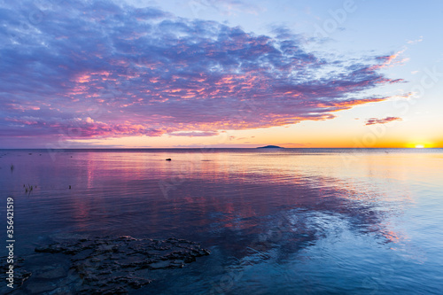 Schöner Sonnenuntergang am Meer