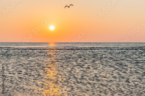 Schöner Sonnenuntergang am Meer