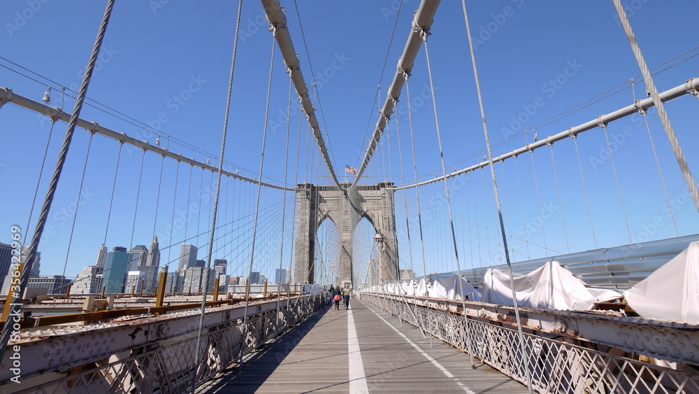 Obraz premium Brooklyn bridge ,wide range low angle with good weather