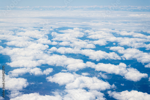 Nubes y cielo azul. Foto desde un avión. Vistas desde la ventanilla.
