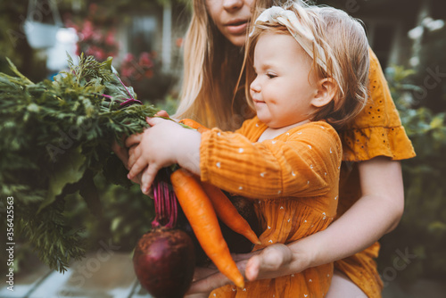 Canvas-taulu Family mother and child girl with organic vegetables healthy eating lifestyle ve