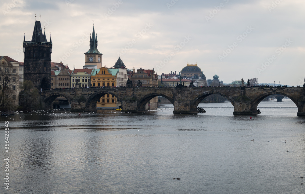 Puente de Carlos en Praga, República checa. Atardecer y cielo nublado.