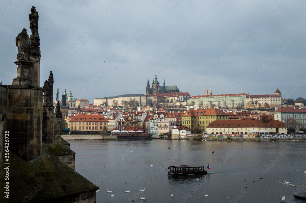 Vistas de la ciudad de Praga desde el Puente de Carlos. República Checa. Paisaje urbano.