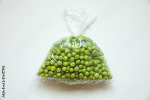Canvas-taulu Transparent plastic package of green peas for deep freezer