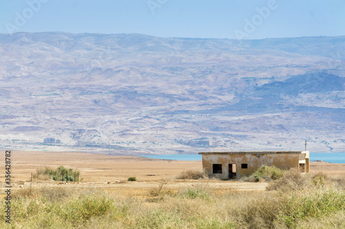Casa abandonada delante del Mar Muerto, Israel. Paisaje desértico y montañas durante el verano. cielo azul.