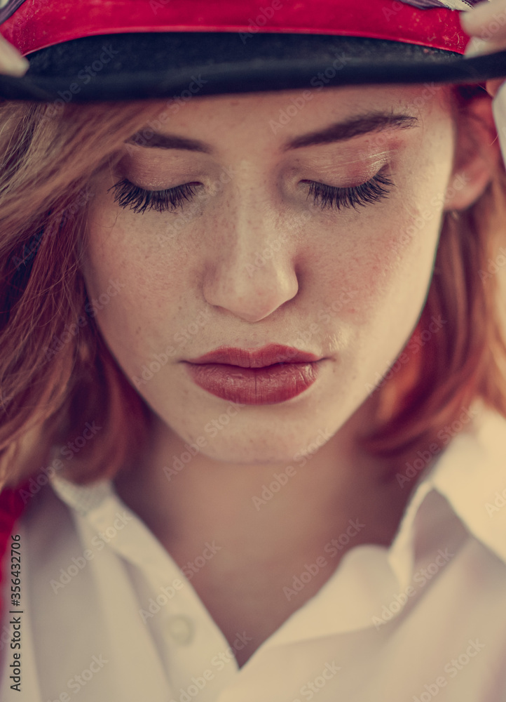 Junge Frau mit roten Lippen