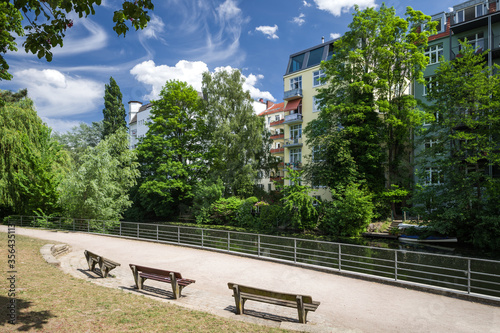 Park Lehmweg Hamburg Hoheluft am Isebekkanal sonnig photo