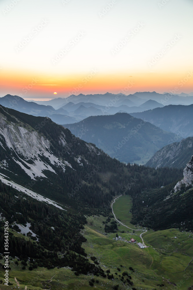 Sonnenaufgang mit Blick vom Gipfel der Rotwand im Mangfallgebirge bei Schliersee