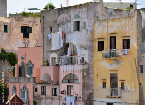 Typische Fassaden auf der Insel Procida Italien © infra2808