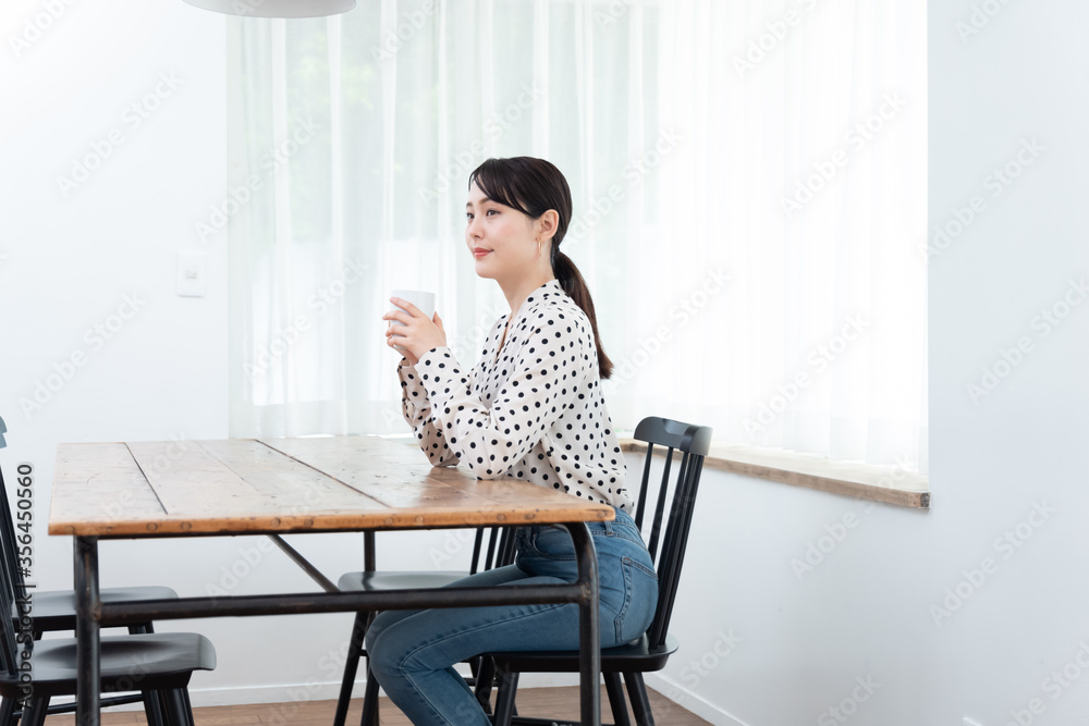 お茶を飲んでいる女性 お茶を飲んでいる女性