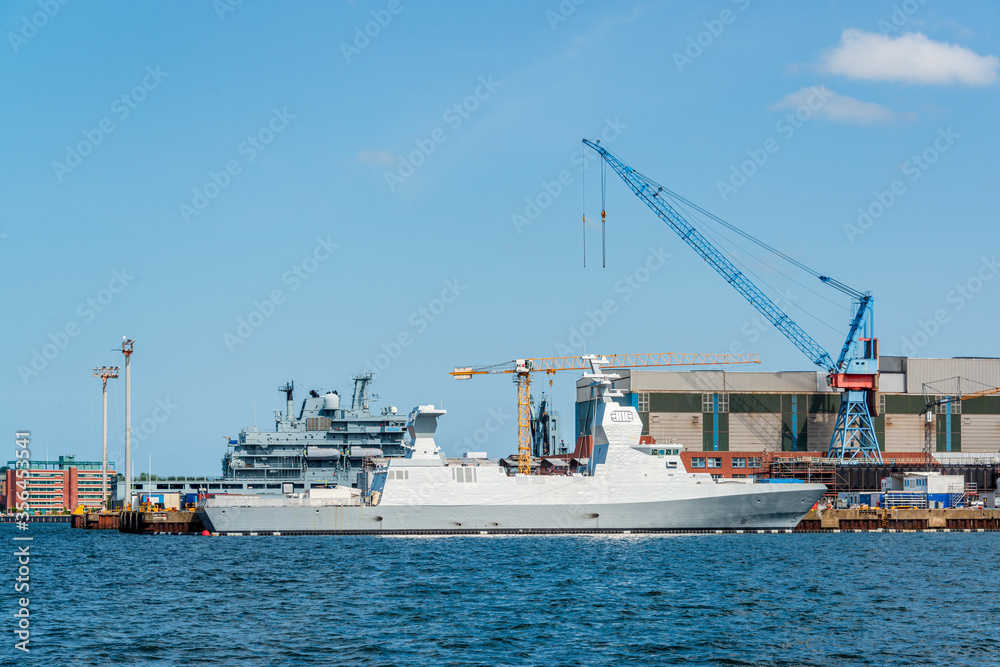 Kiel, Kriegsschiffe kurz vor der Fertigstellung ann der Pier bei der Marineschiffswerft German Naval Yards