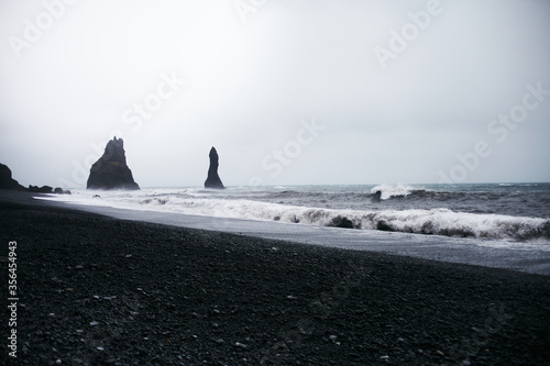 Obraz na płótnie Sea Stacks and Basalt Clifs to the East of Reynisfjara Black Sand Beach, Vik in Southern Iceland. w salonie