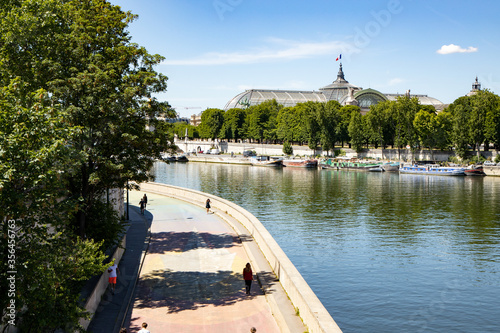 Grand palais vue quai de seine photo