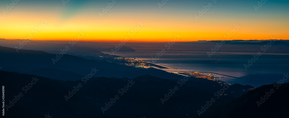 Fototapeta premium Genova all'alba dal monte Beigua
