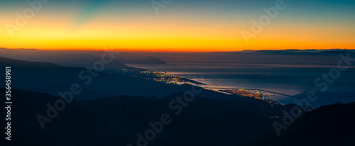 Genova all'alba dal monte Beigua