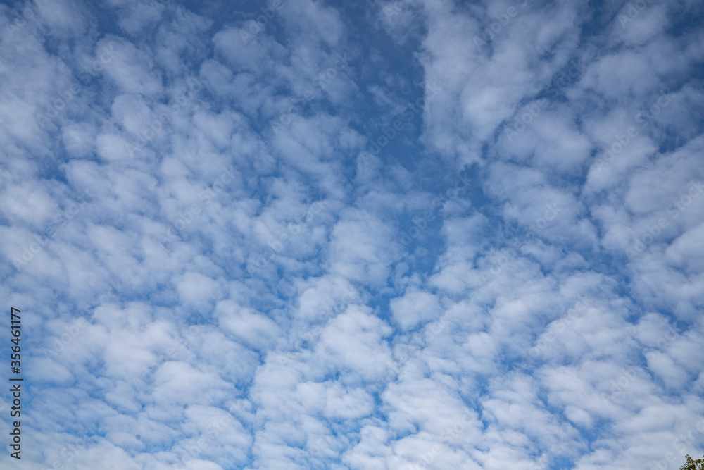 anmutender Wolkenhimmel in den Farben Blau und Weiß anmutender Wolkenhimmel in den Farben Blau und Weiß