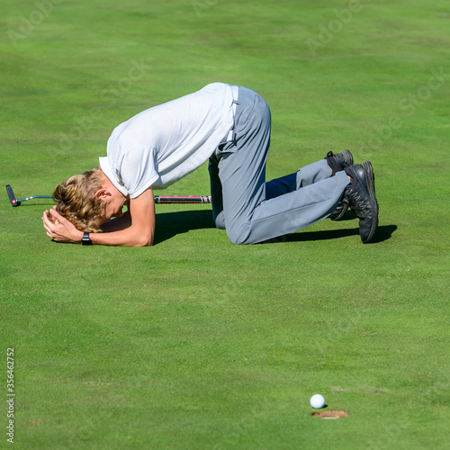Cuadro en lienzo enttäuschter Nachwuchsgolfer nach einem mißlungenen Putt
