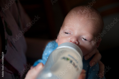 Cuadro en lienzo A one month old premature baby drinking milk from a bottle