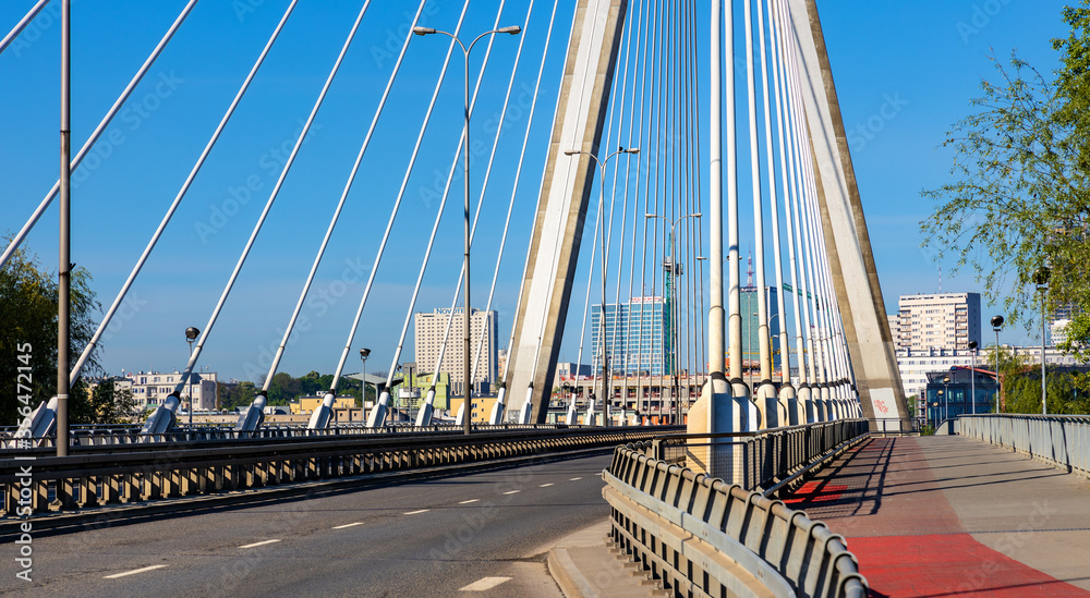 Obraz premium Panoramic view of Swietokrzyski Bridge - Most Swietokrzyski - with Vistula river with Srodmiescie city center of Warsaw, Poland in background