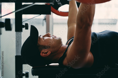 バーベルトレーニングをする日本人男性