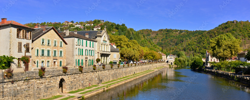 Panoramique sur l'Aveyron à Villefranche-de-Rouergue (12200), département de l'Aveyron en région Occitanie, France