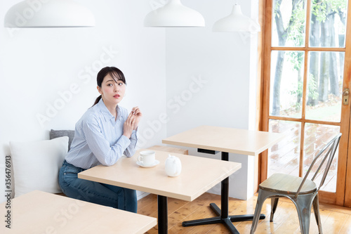 カフェでお茶を飲んでいる女性