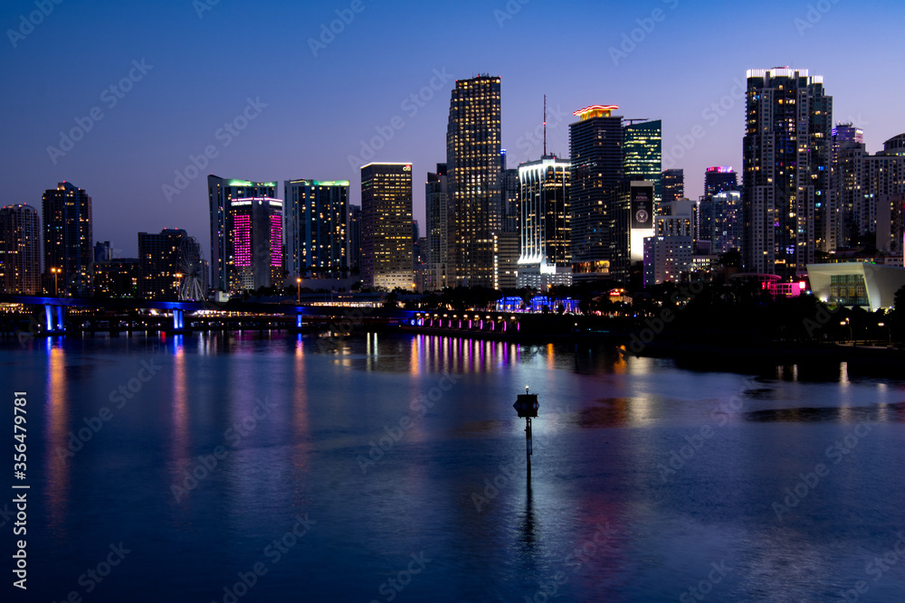 Fototapeta premium miami skyline at night