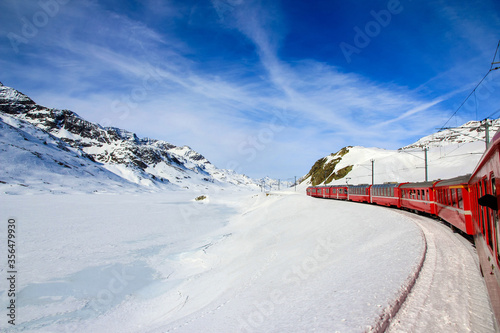 Treno rosso con paesaggio innevato