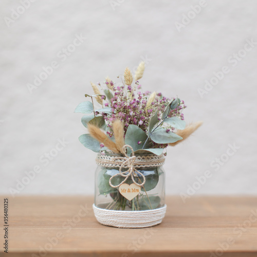 Petit pot de fleurs pour la décoration du mariage