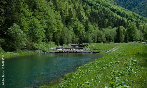 Wasserreservoir an einem Bach in den slowakischen Bergen
