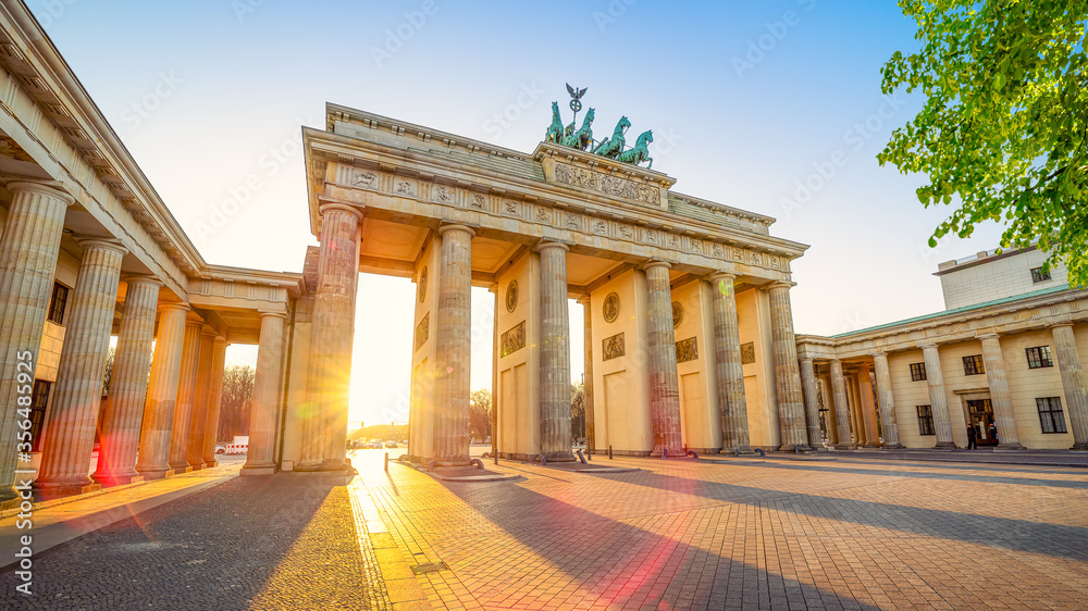 the famous brandenburg gate while sunset, berlin - obrazy, fototapety, plakaty 