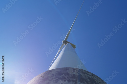 Windkraftwerk von nahem Froschperspektive