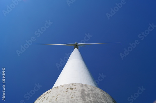Windkraftwerk aus der Froschperspektive