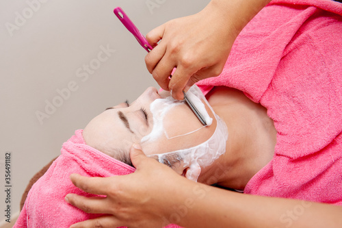 女性の顔剃り うぶ毛処理 Stock Photo Adobe Stock