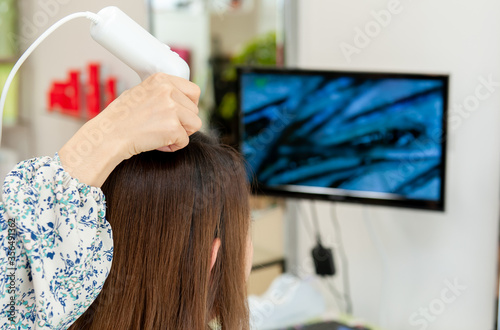 Wallpaper Mural マイクロスコープカメラによる毛髪診断で頭皮のチェック Torontodigital.ca