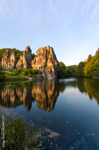 Die Externsteine bei Sonnenaufgang im Frühling, Teutoburger Wald, Horn Bad Meinberg
