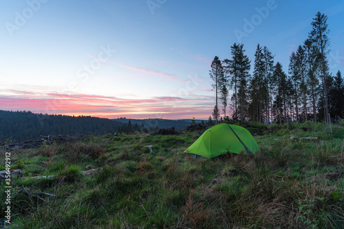 Wild Campen im Sauerland  Zelt bei Sonnenaufgang  Deutschland