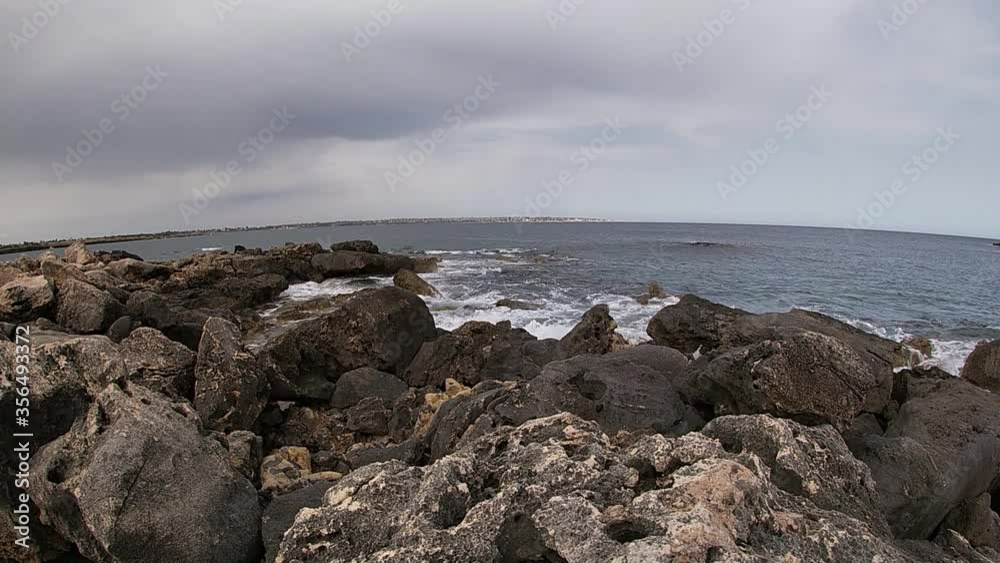 Siracusa scogliera di Ognina con mare mosso Siracusa scogliera di Ognina con mare mosso