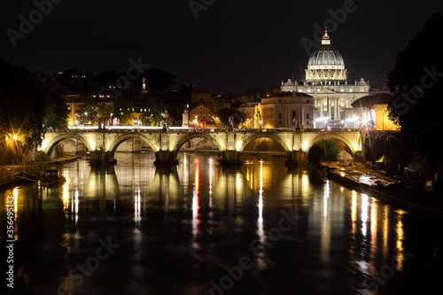 Rzym, nocny widok na Rzekę Tybr i Bazylikę św. Piotra