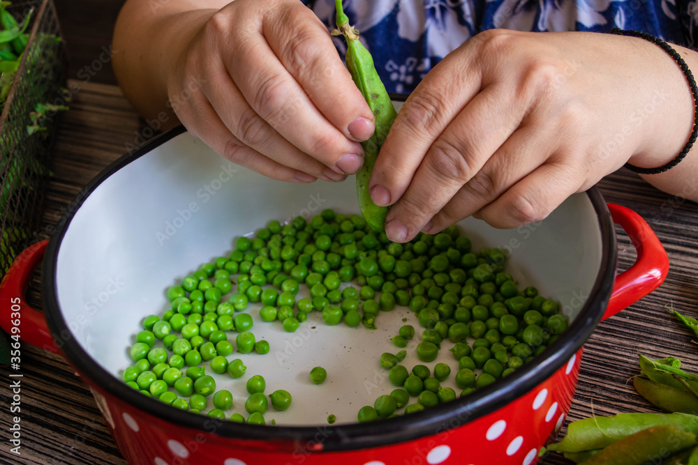 hands holding a bowl of fresh green beans hands holding a bowl of fresh green beans