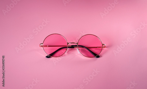 Okrągłe okulary hippie z różową soczewką