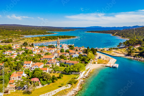 Obraz na płótnie Historic Town of Osor with bridge connecting islands Cres and Losinj, Croatia w salonie