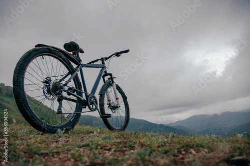 Грязный горный велосипед на вершине горы с восхитительным видом . 