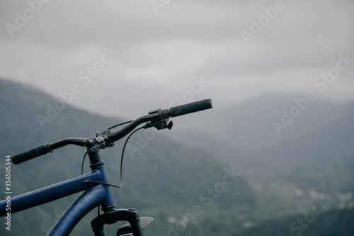 Горный велосипед в горах крупный план руля . 