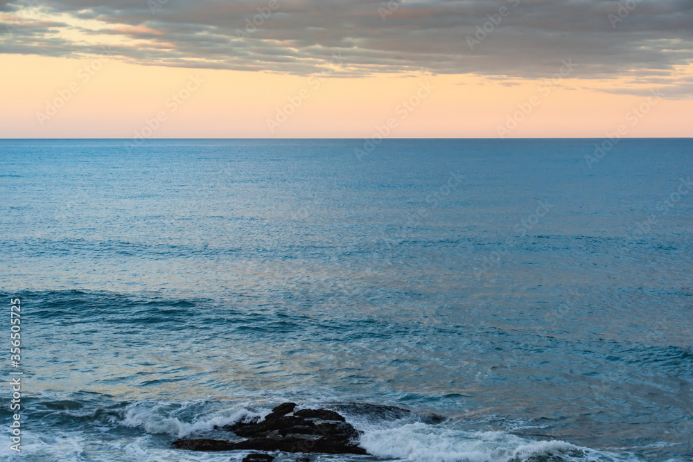 Obraz premium Sky and sea at dusk, with colorful clouds and lightly acted sea